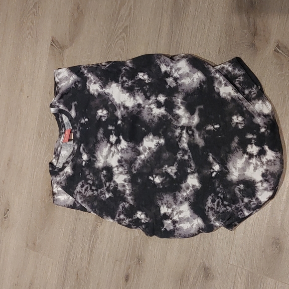 Paisley Sky Maternity tee l Size Medium l tie dye, shoulder pads - Picture 2 of 7